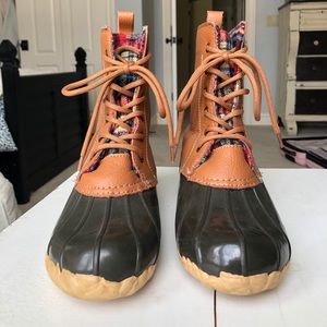 brown duck boots with plaid lining